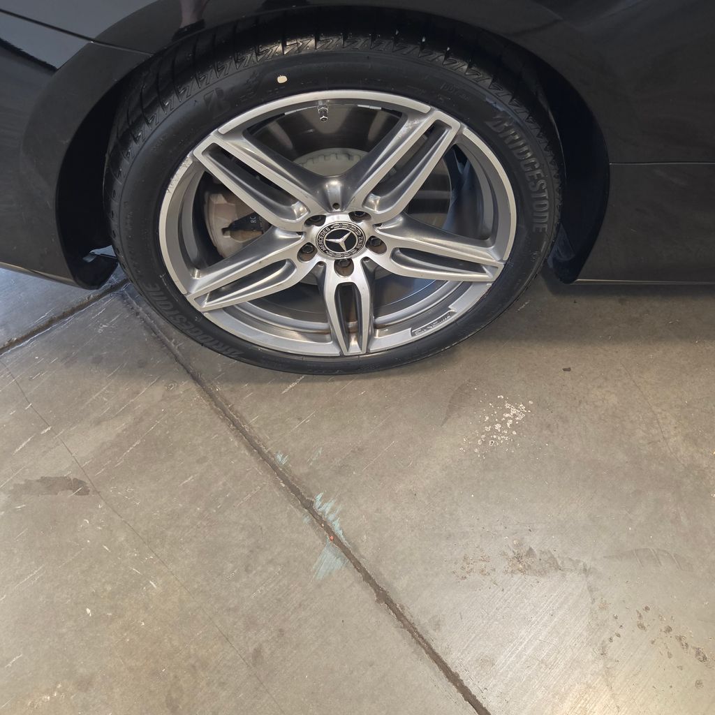 Photo 24 of this Mercedes-Benz E 400