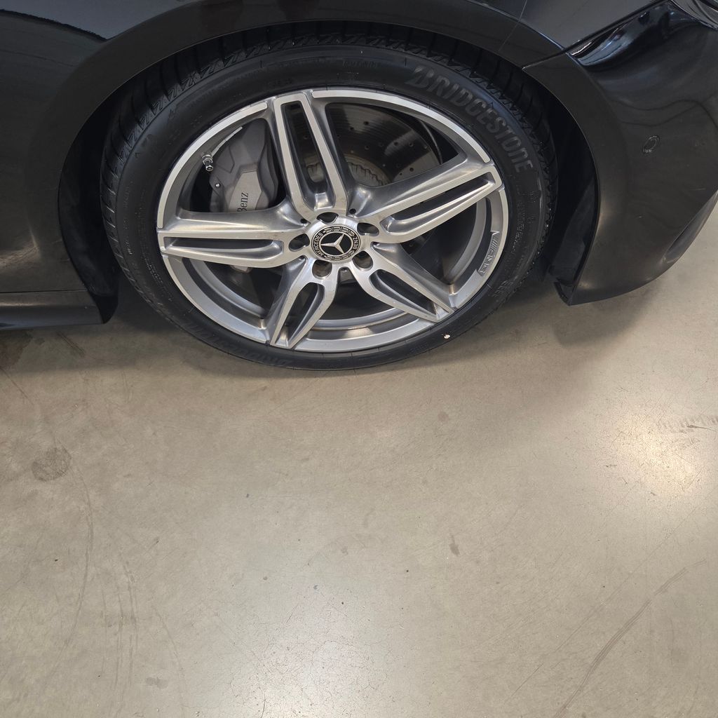 Photo 25 of this Mercedes-Benz E 400