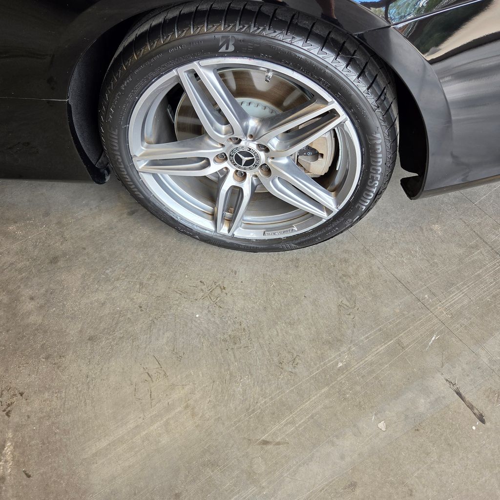 Photo 27 of this Mercedes-Benz E 400