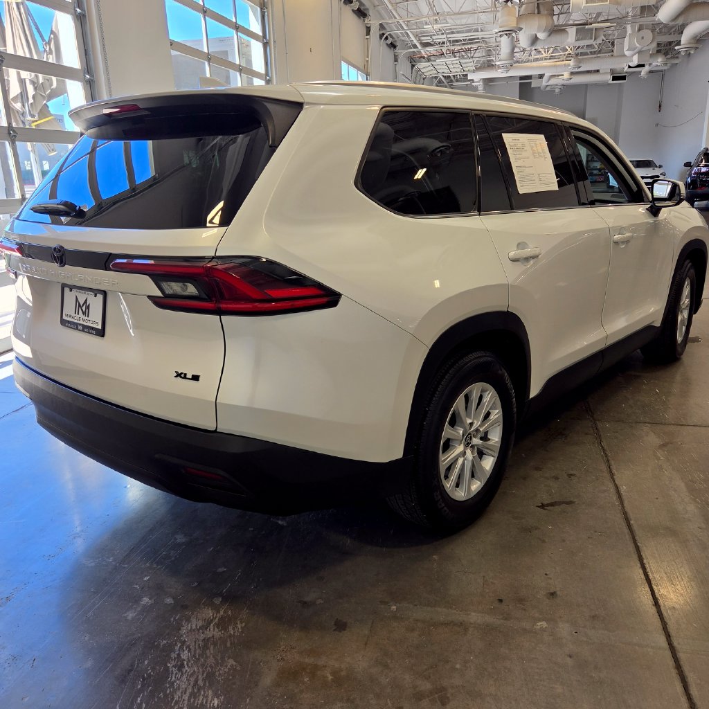 Photo 5 of this Toyota Grand Highlander