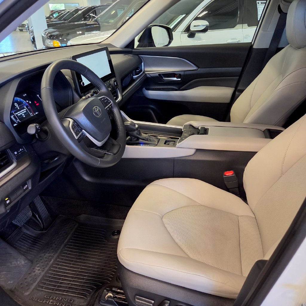 Photo 16 of this Toyota Grand Highlander