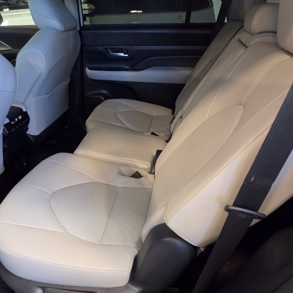 Photo 17 of this Toyota Grand Highlander