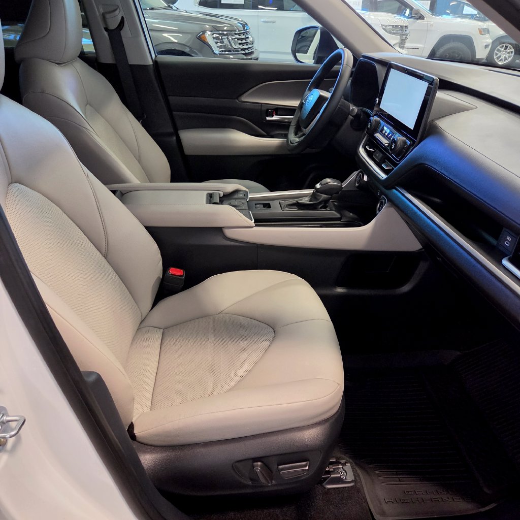 Photo 22 of this Toyota Grand Highlander
