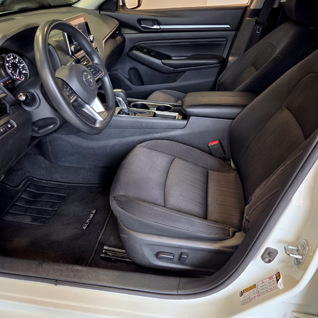 Photo 16 of this Nissan Altima