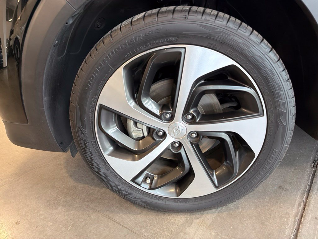 Photo 26 of this Hyundai Tucson