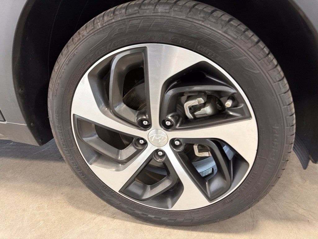 Photo 29 of this Hyundai Tucson