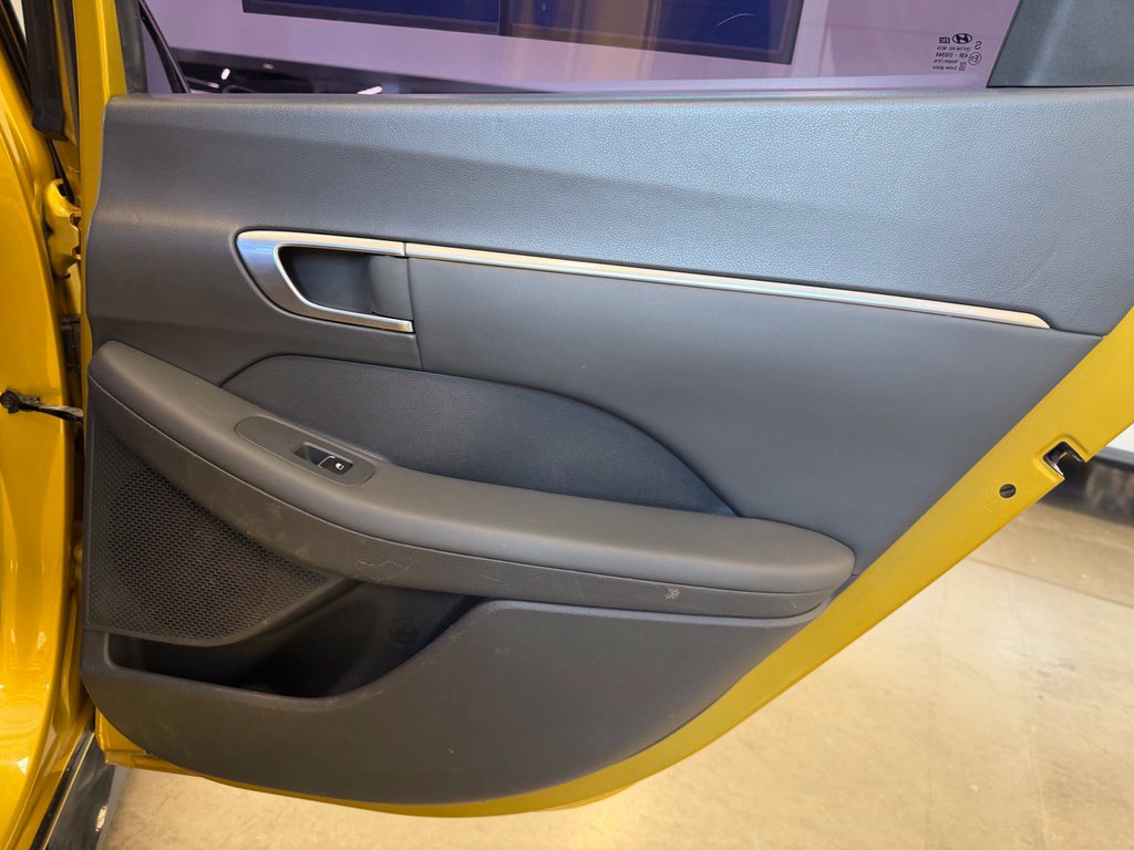 Photo 20 of this Hyundai Sonata
