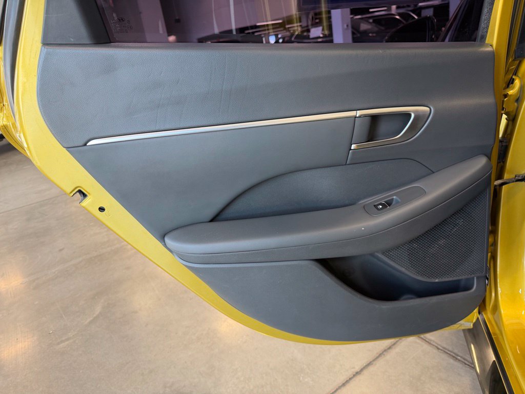 Photo 21 of this Hyundai Sonata