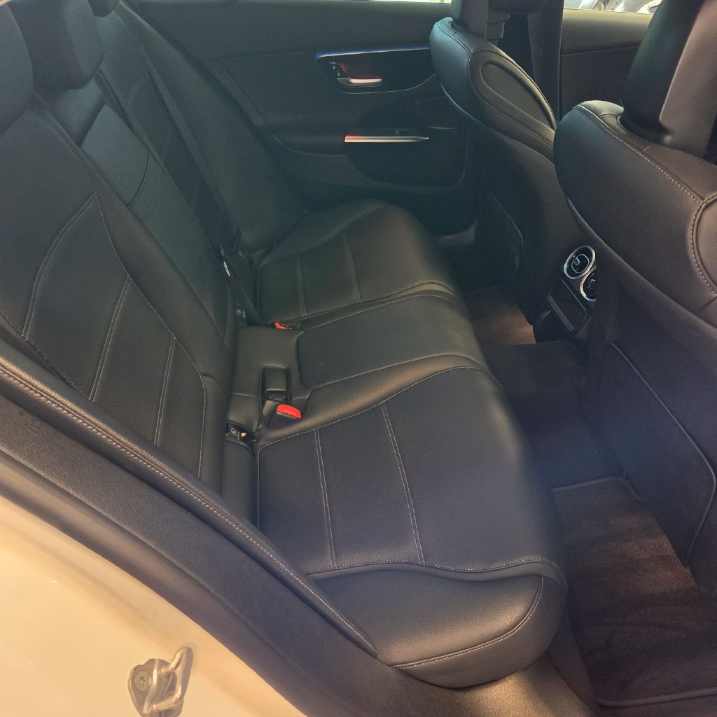 Photo 14 of this Mercedes-Benz C 300