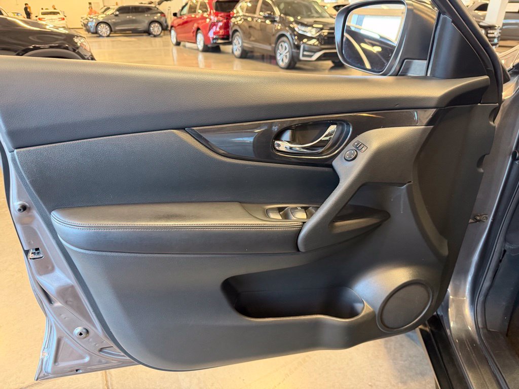 Photo 16 of this Nissan Rogue