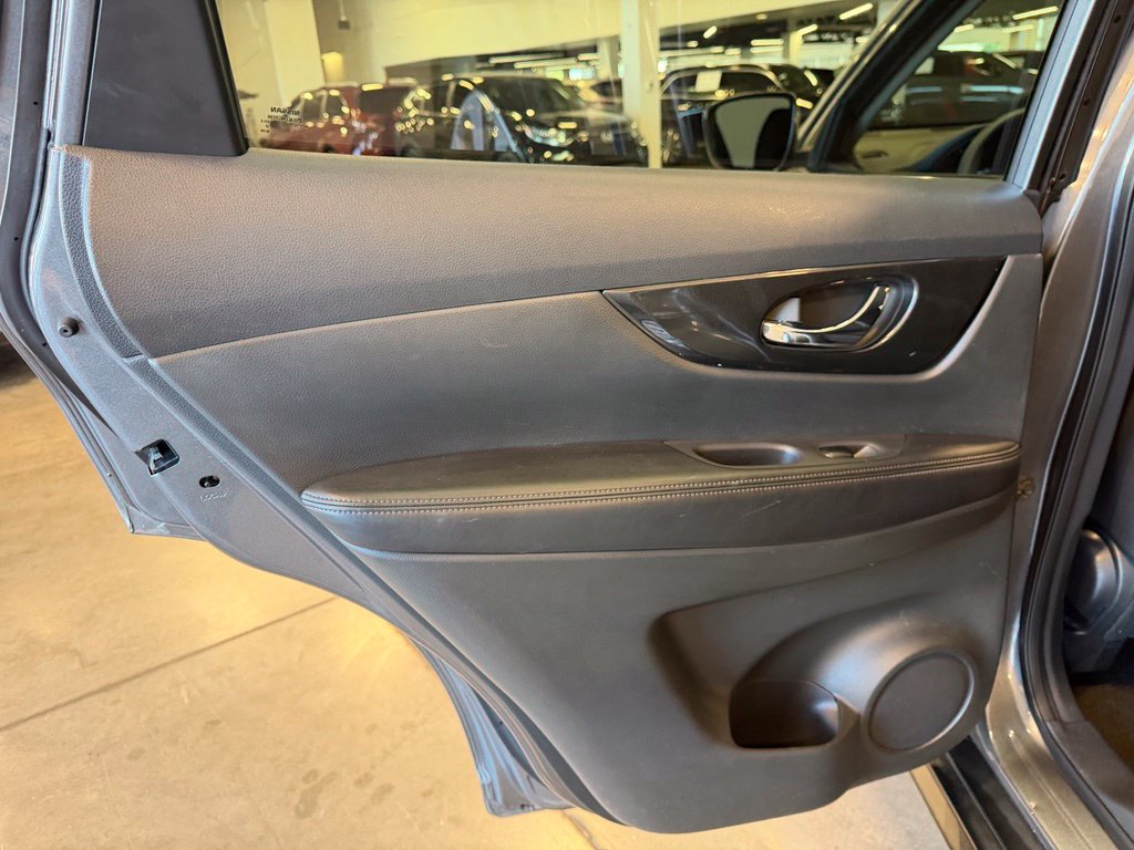 Photo 17 of this Nissan Rogue