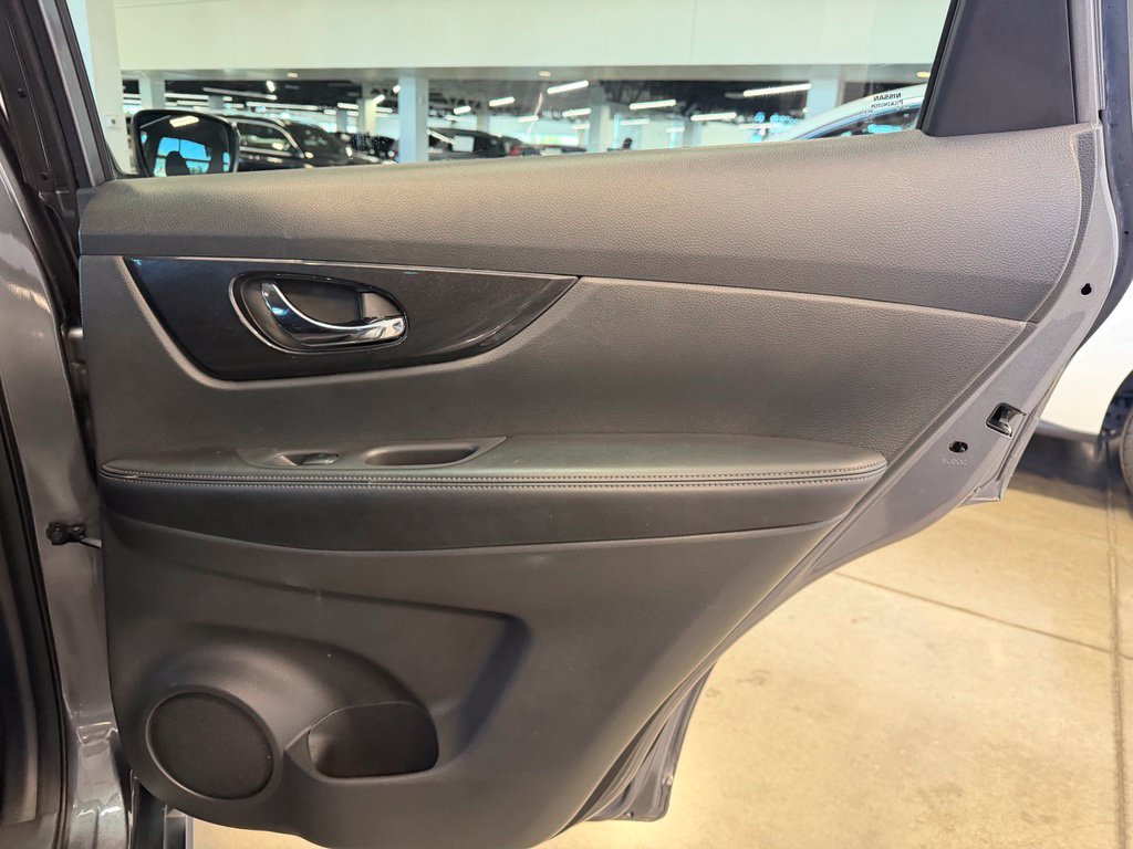 Photo 18 of this Nissan Rogue