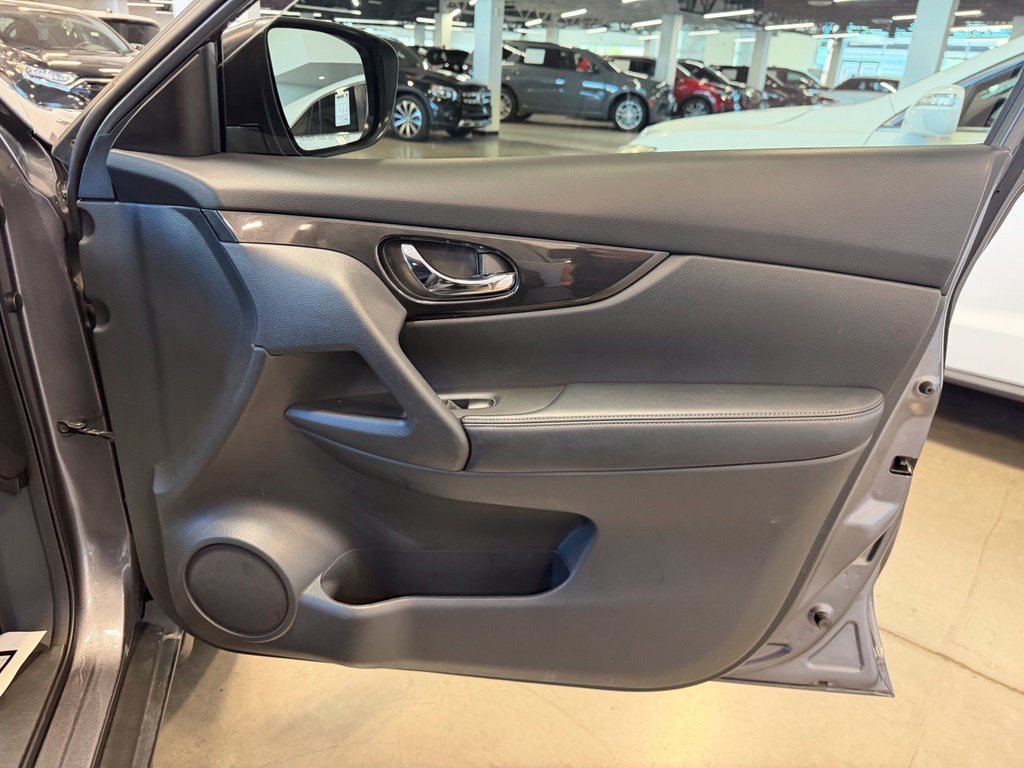 Photo 19 of this Nissan Rogue
