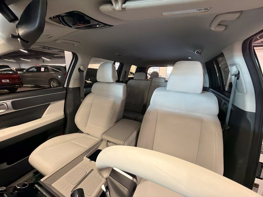Photo 16 of this Hyundai Santa Fe Hybrid