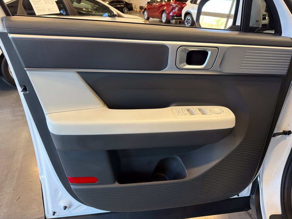 Photo 11 of this Hyundai Santa Fe Hybrid