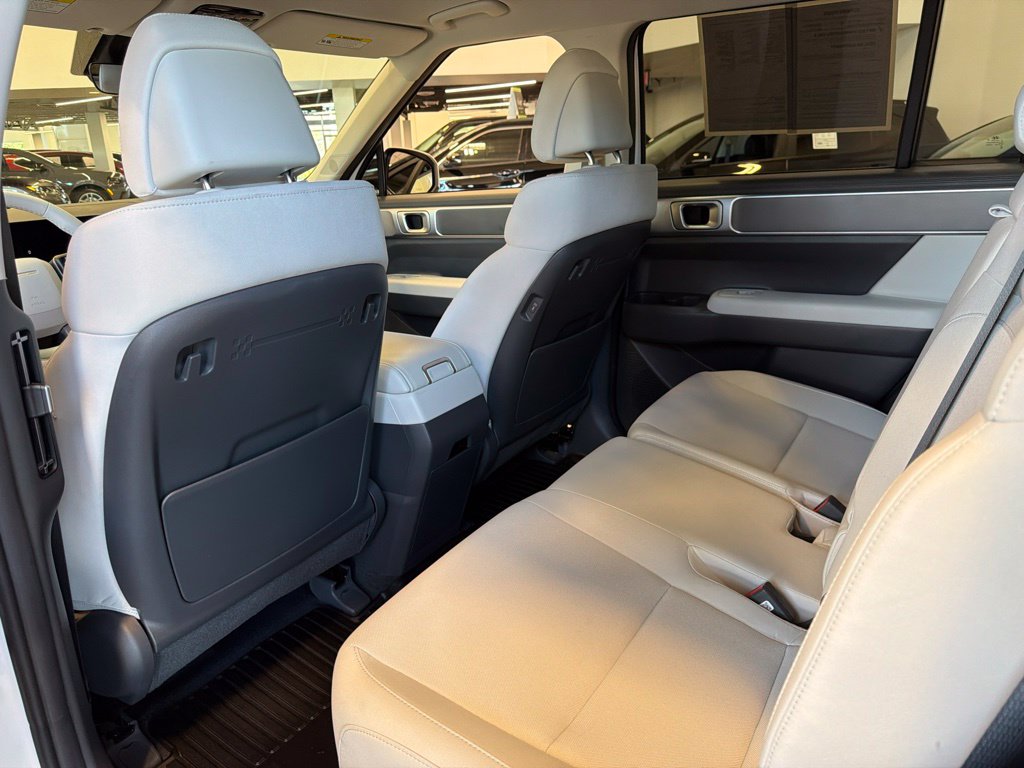 Photo 13 of this Hyundai Santa Fe Hybrid