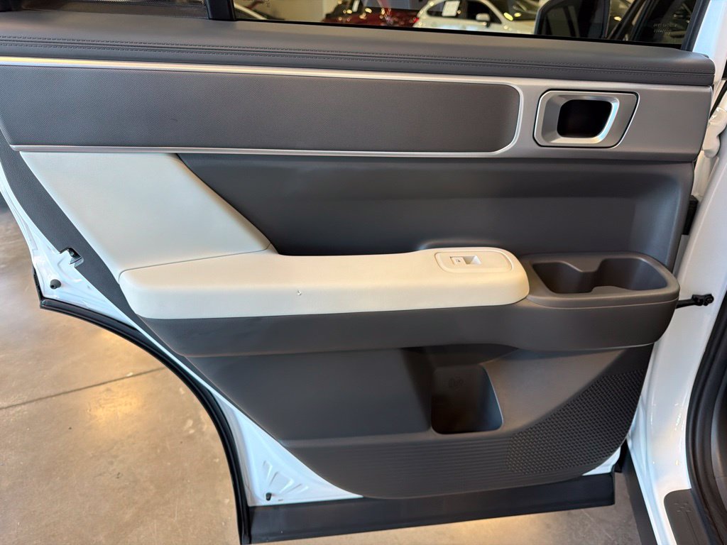 Photo 14 of this Hyundai Santa Fe Hybrid
