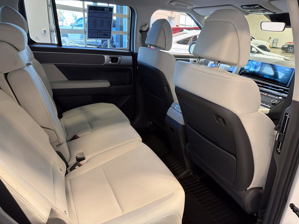 Photo 16 of this Hyundai Santa Fe Hybrid