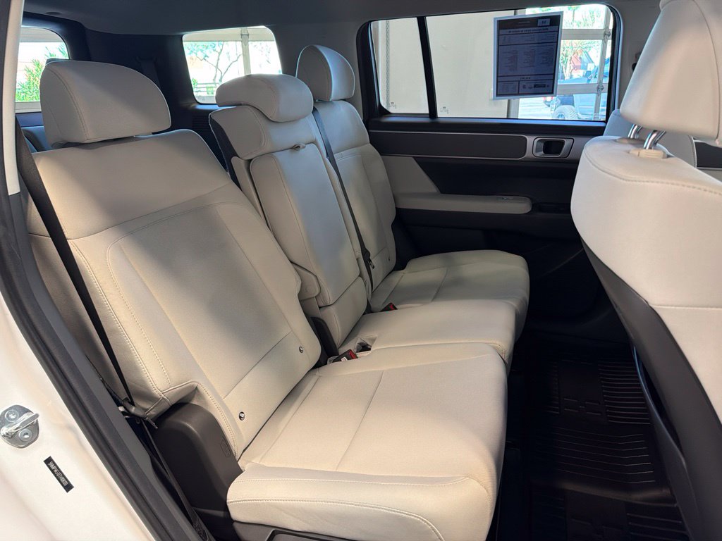 Photo 17 of this Hyundai Santa Fe Hybrid