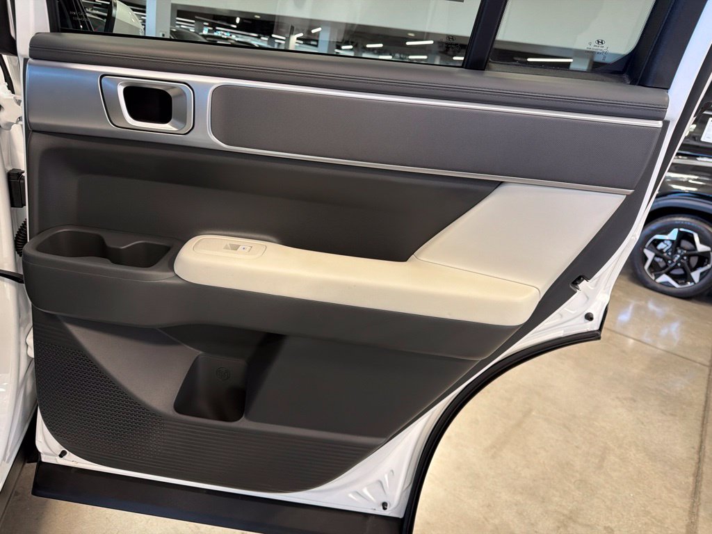Photo 18 of this Hyundai Santa Fe Hybrid