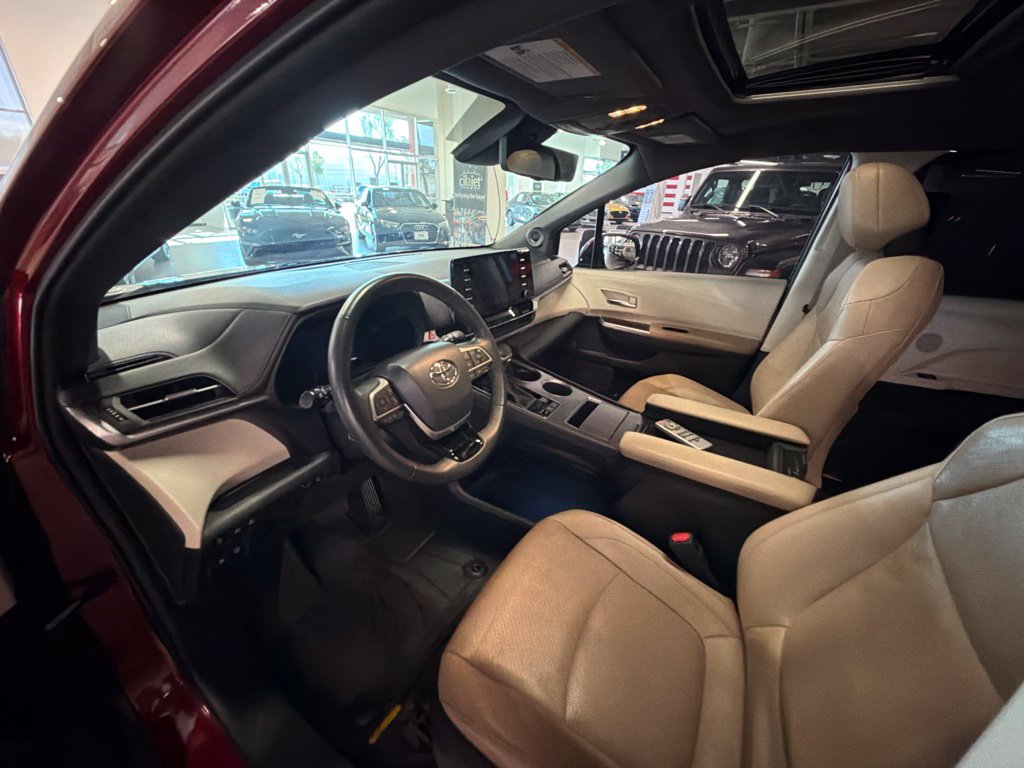 Photo 10 of this Toyota Sienna