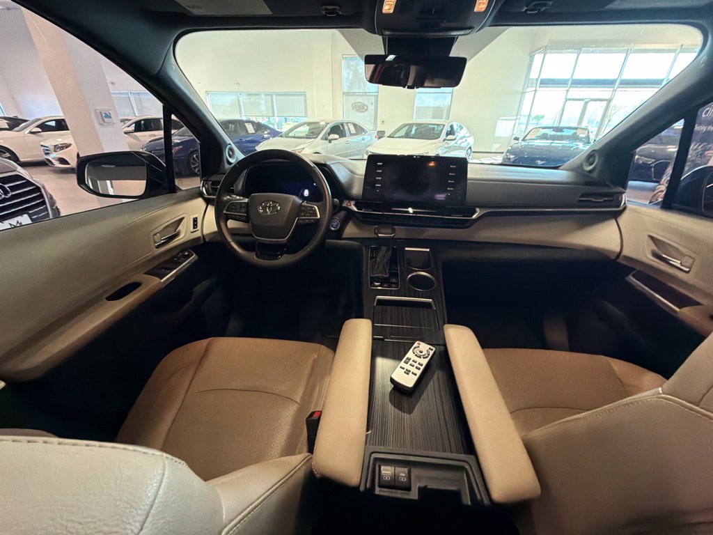 Photo 15 of this Toyota Sienna