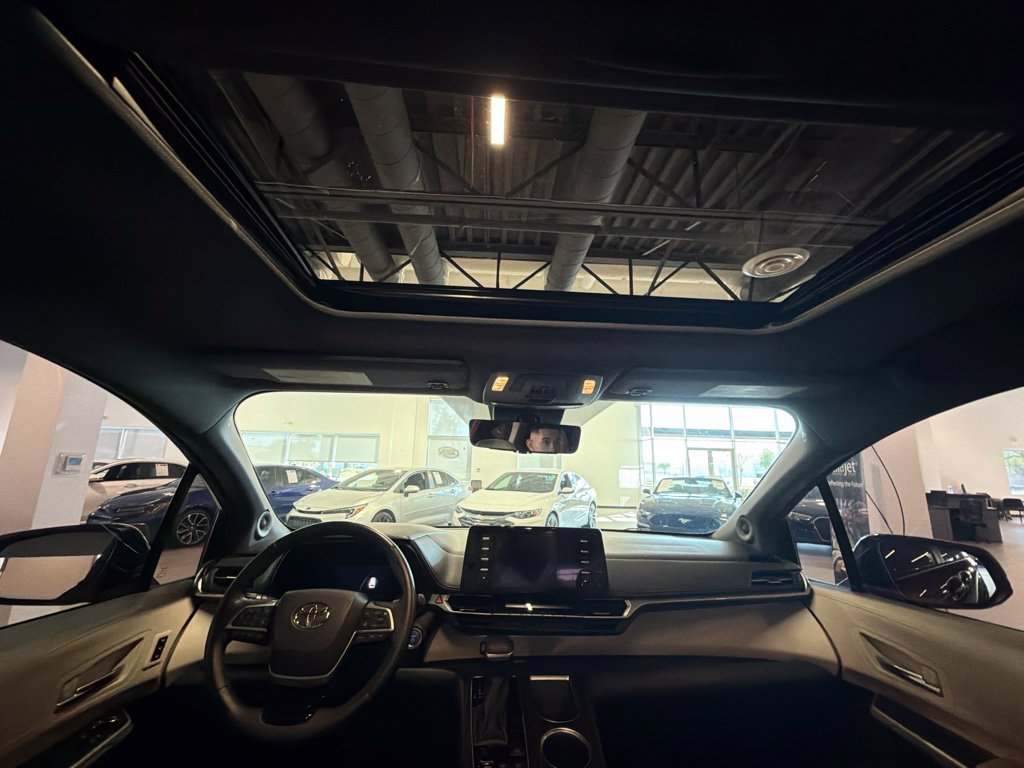 Photo 16 of this Toyota Sienna