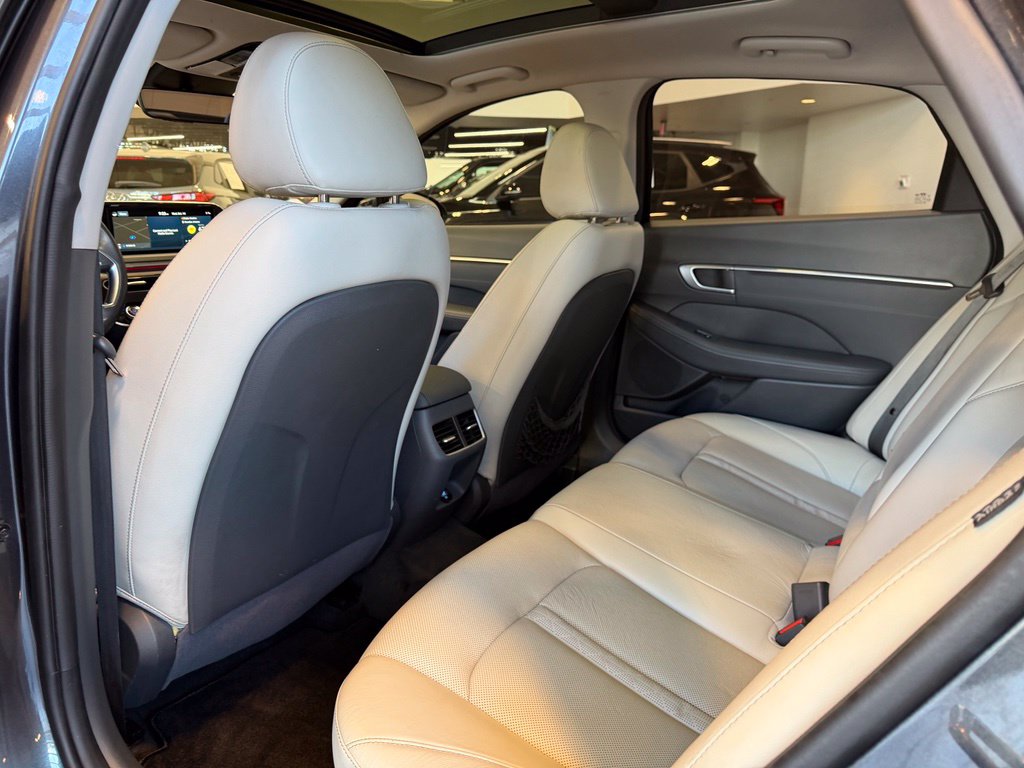 Photo 11 of this Hyundai Sonata