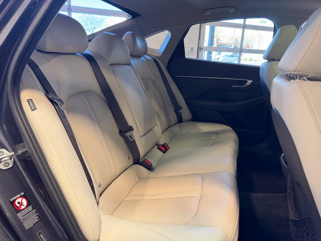 Photo 14 of this Hyundai Sonata