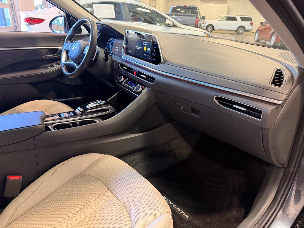 Photo 15 of this Hyundai Sonata
