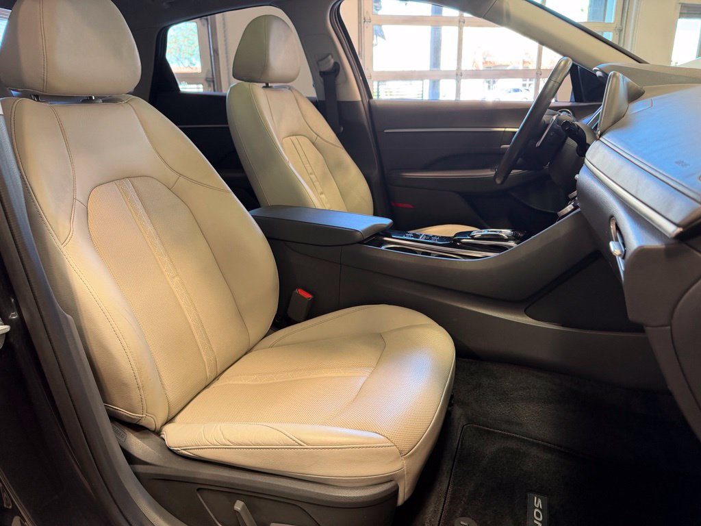 Photo 16 of this Hyundai Sonata