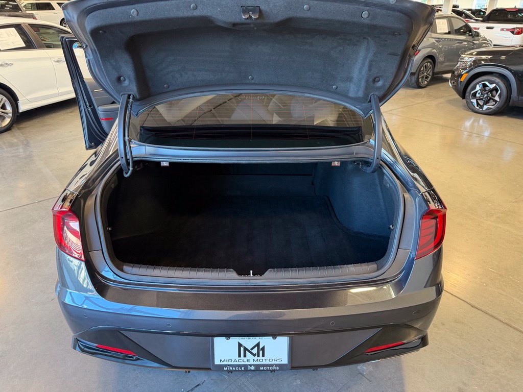 Photo 17 of this Hyundai Sonata