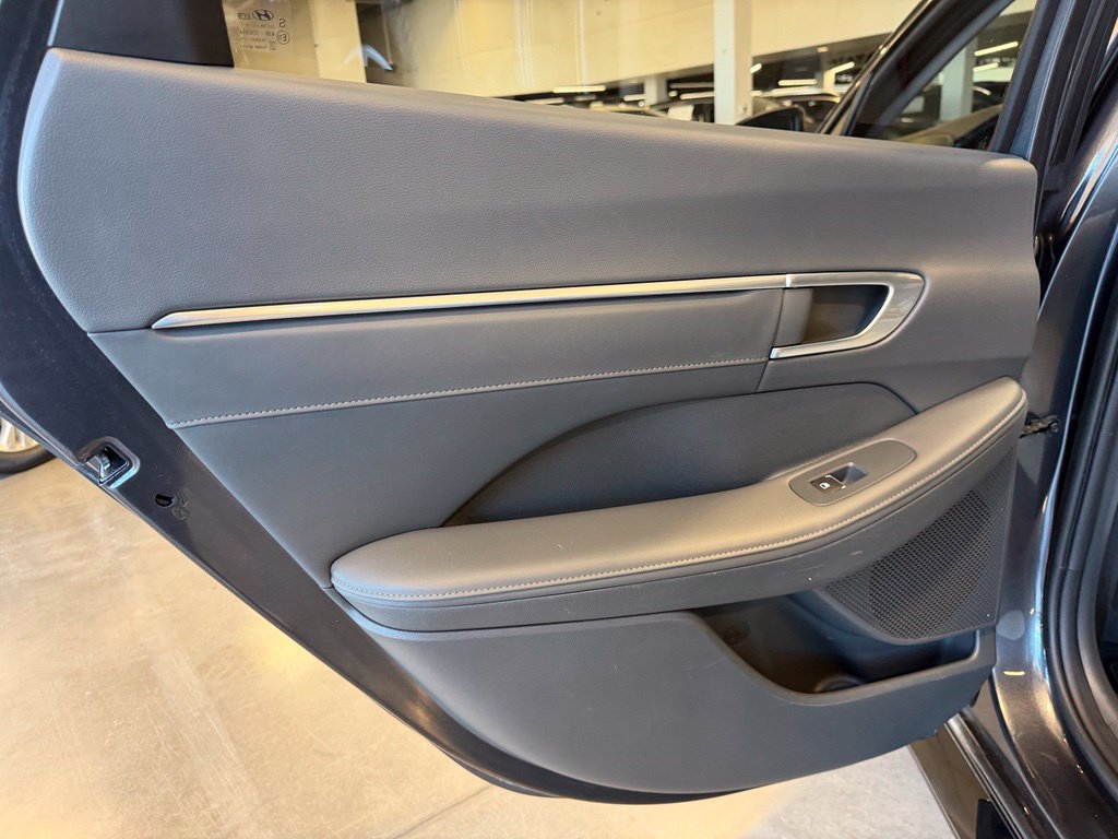 Photo 19 of this Hyundai Sonata