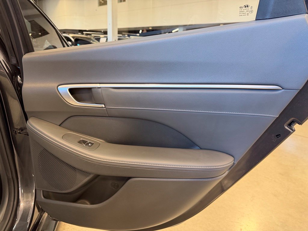 Photo 20 of this Hyundai Sonata