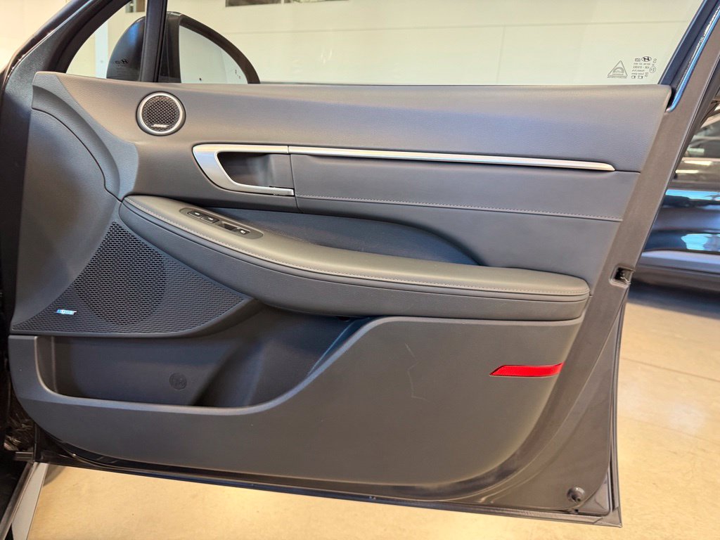 Photo 21 of this Hyundai Sonata