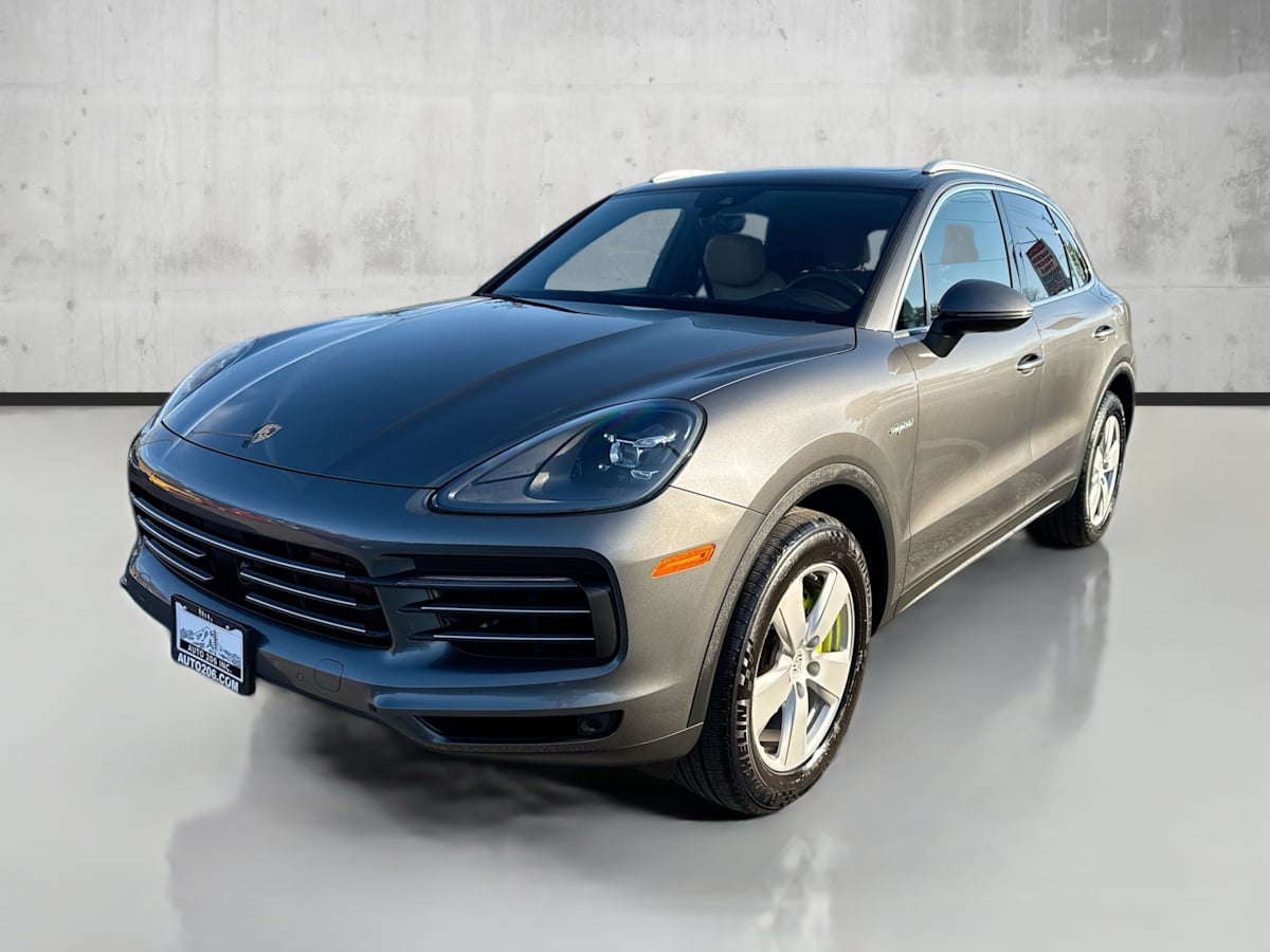 2022 Porsche Cayenne E-Hybrid photo 3