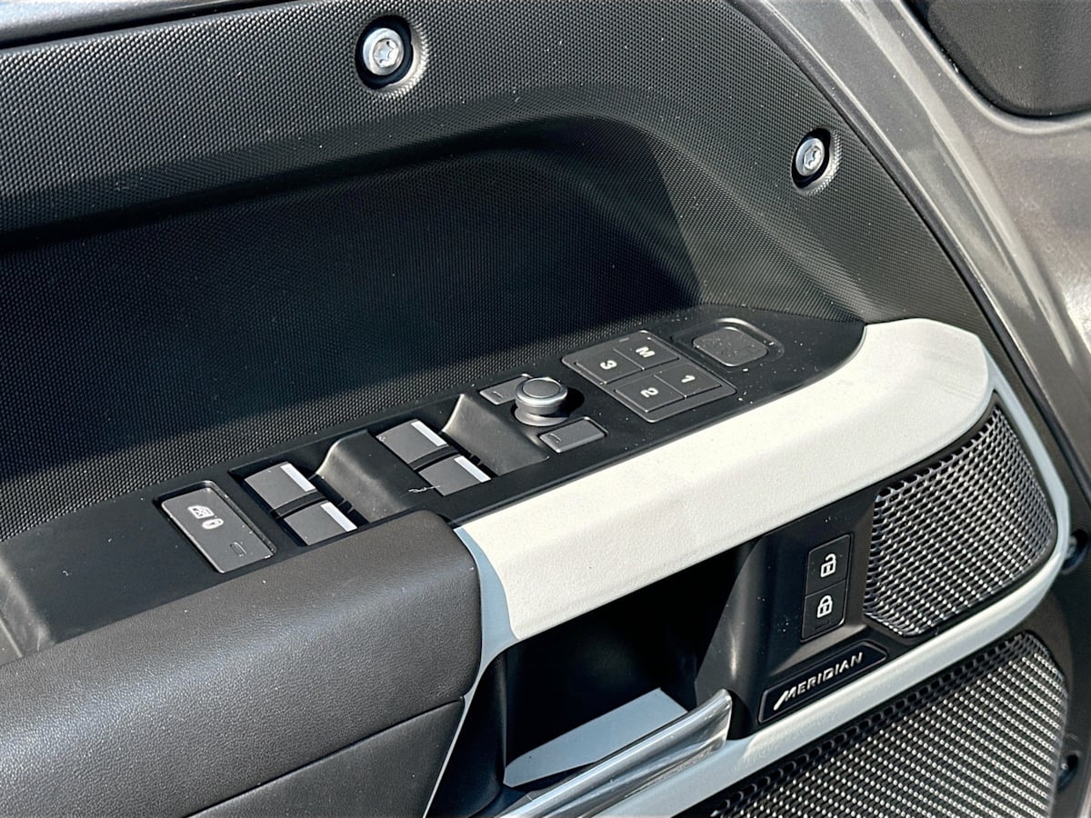 2020 Land Rover Defender HSE photo 16
