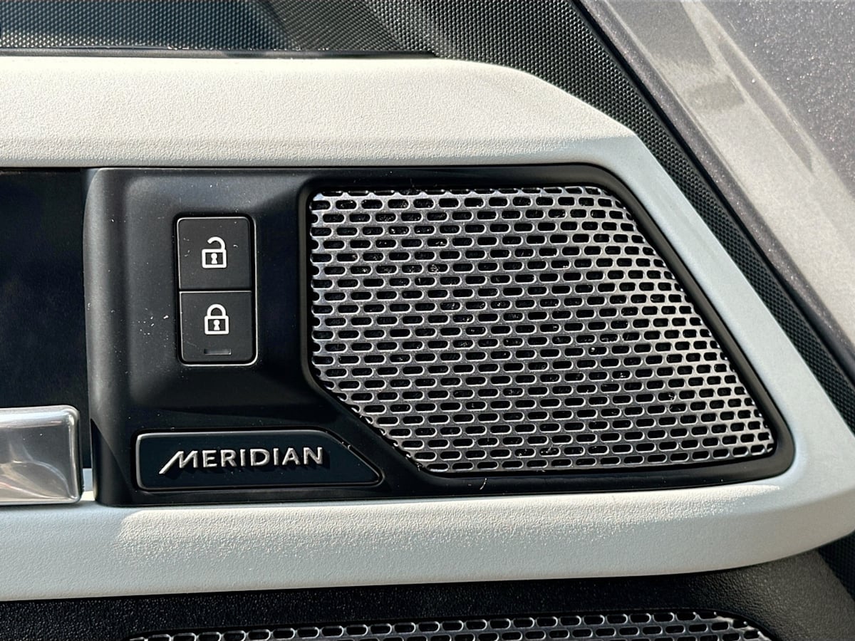 2020 Land Rover Defender HSE photo 17