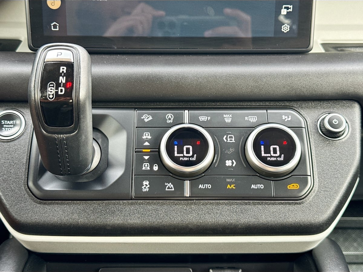 2020 Land Rover Defender HSE photo 14