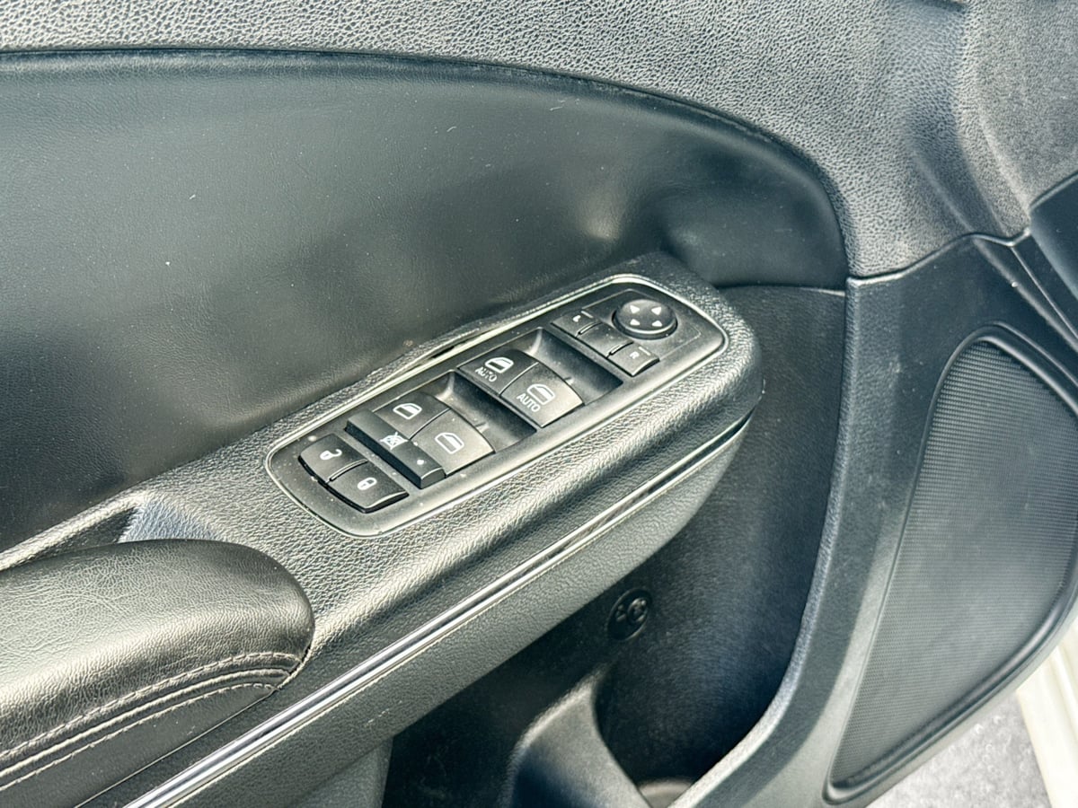2014 Dodge Charger photo 14