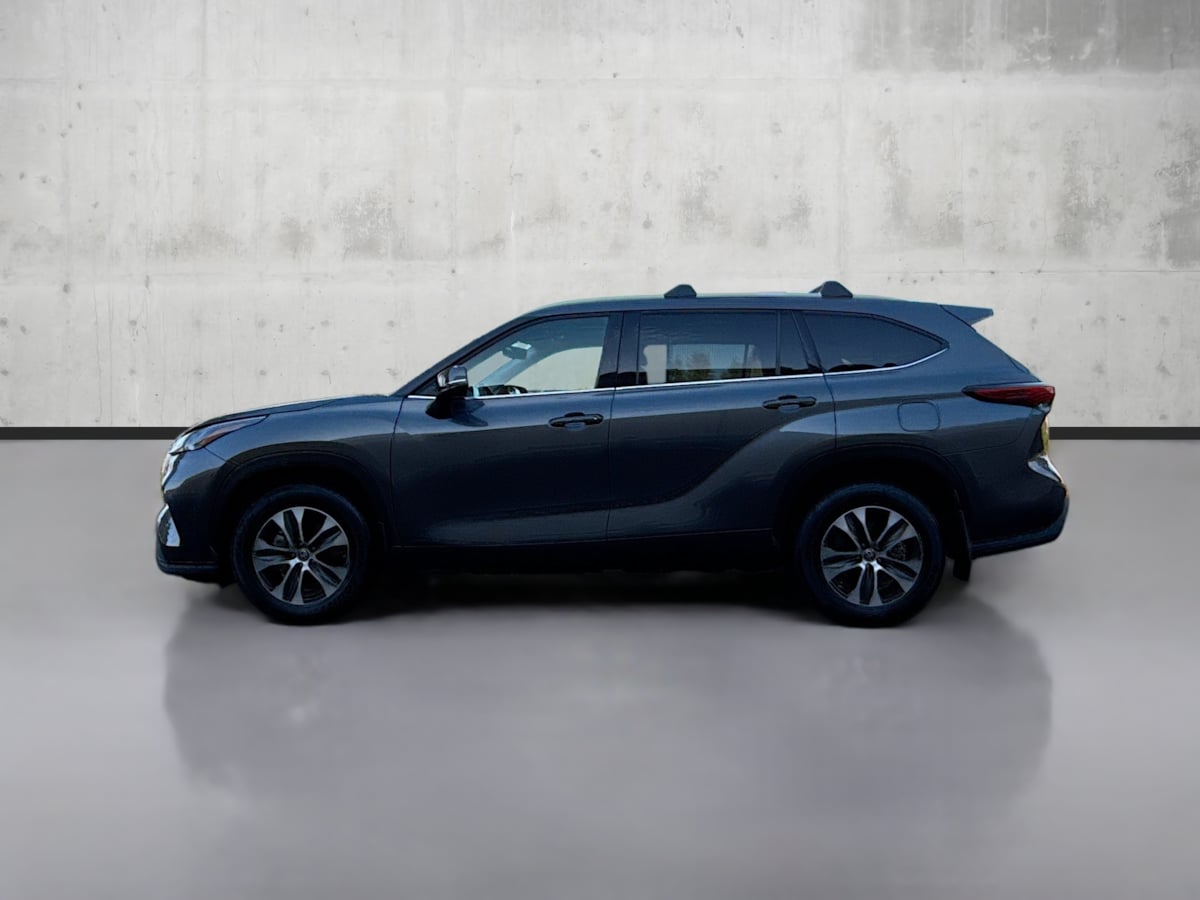 2022 Toyota Highlander Hybrid XLE photo 2