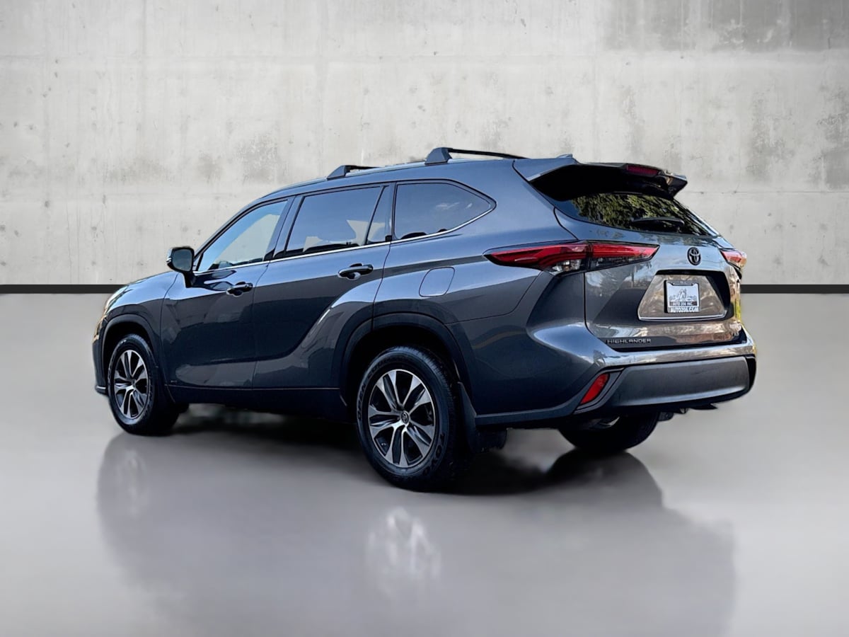 2022 Toyota Highlander Hybrid XLE photo 3