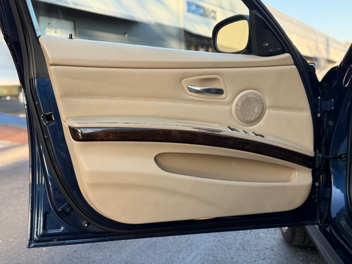 Photo 11 of this BMW 3 Series