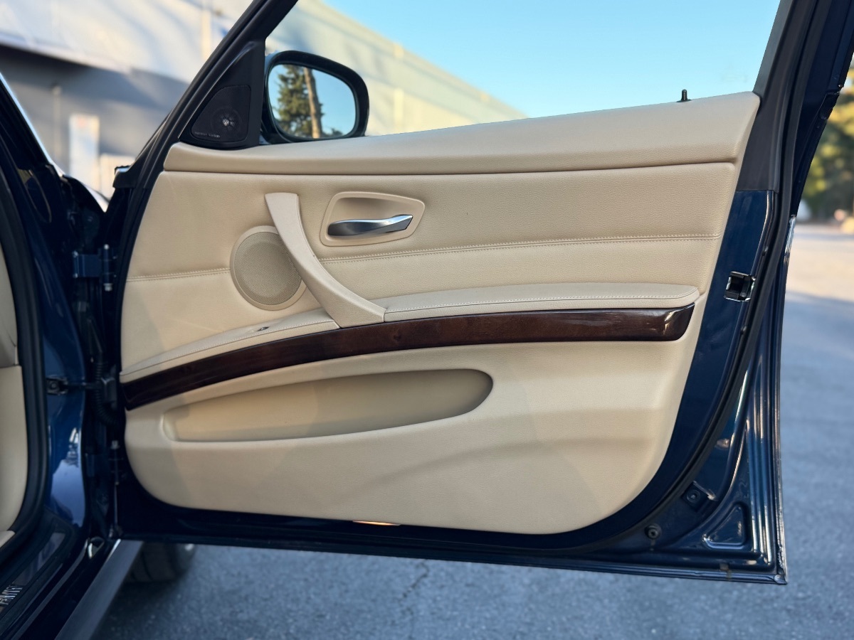 Photo 14 of this BMW 3 Series
