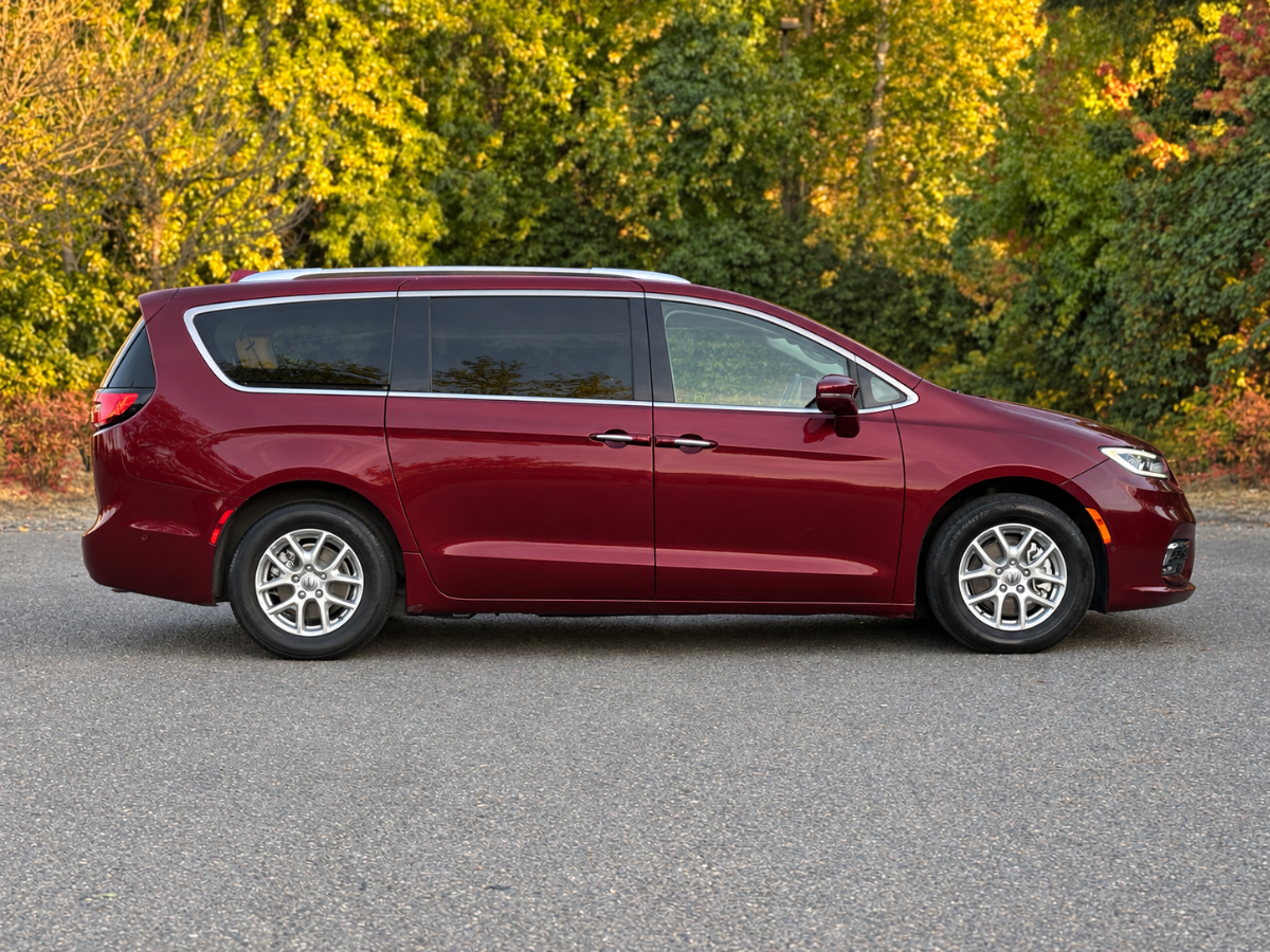 Photo 2 of this Chrysler Pacifica