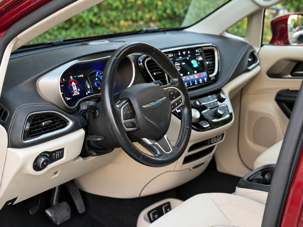 Photo 10 of this Chrysler Pacifica