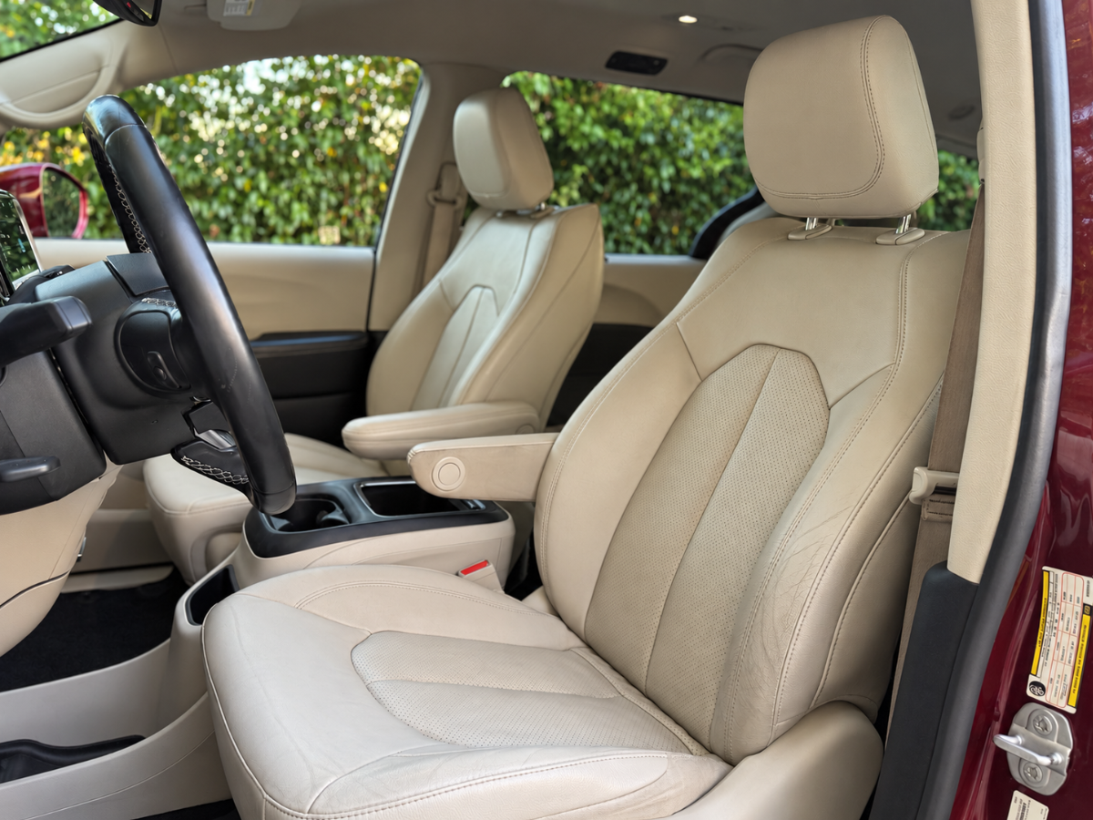 Photo 11 of this Chrysler Pacifica