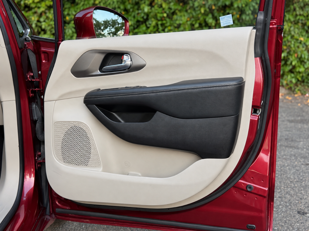 Photo 12 of this Chrysler Pacifica