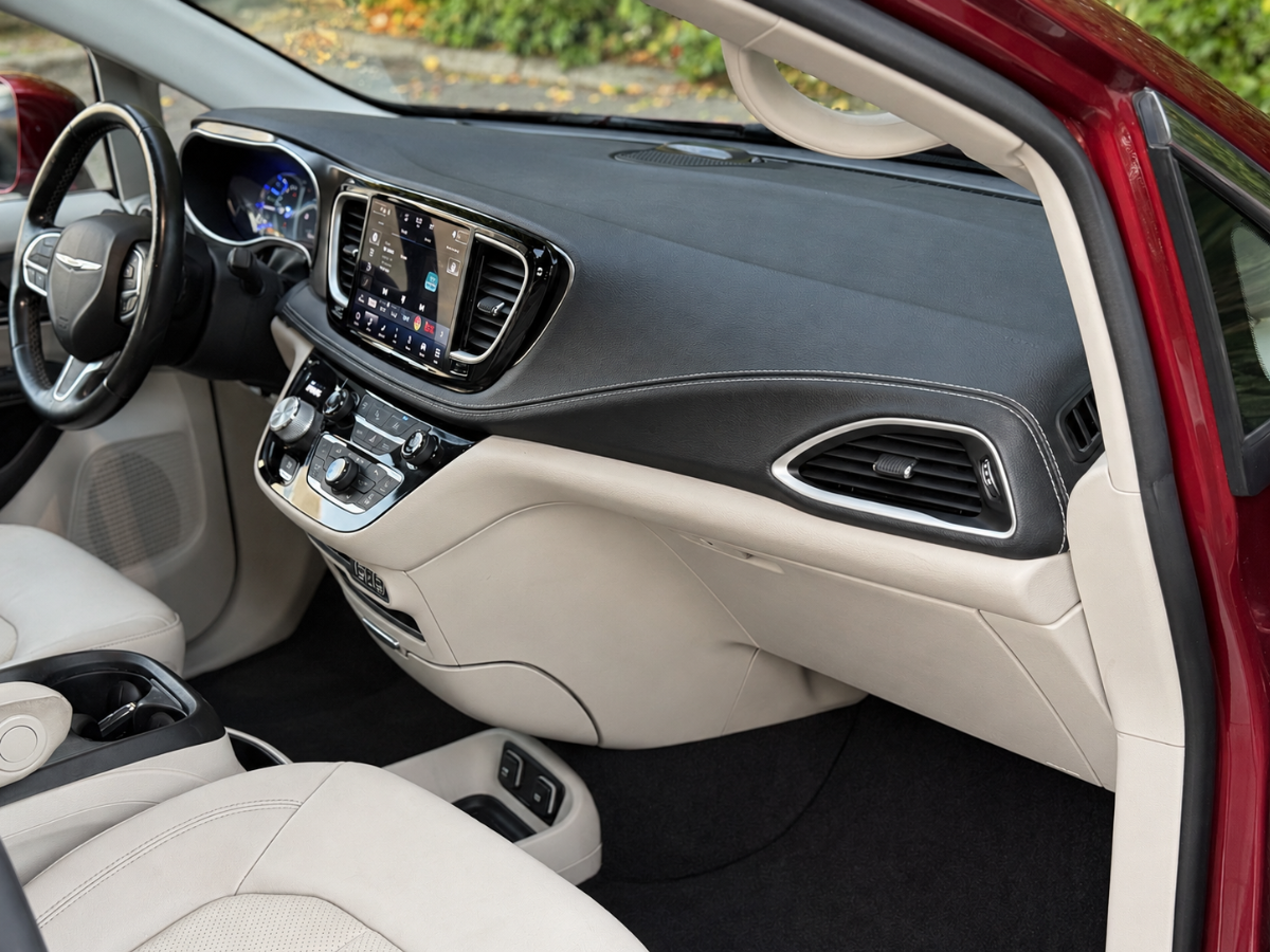 Photo 13 of this Chrysler Pacifica