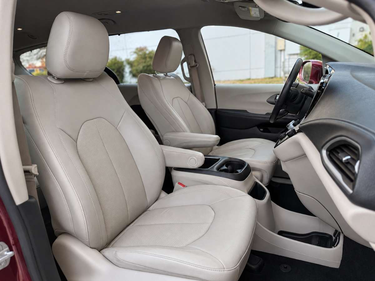 Photo 14 of this Chrysler Pacifica